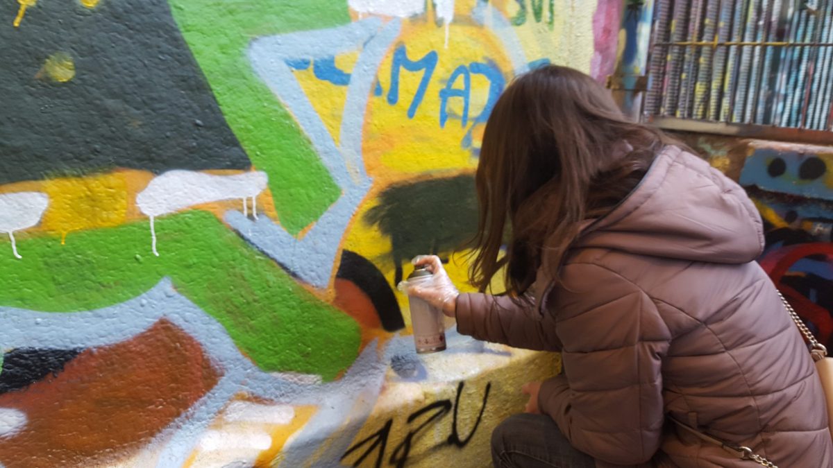 L'heure du remplissage de l’œuvre street art à l'atelier graffiti