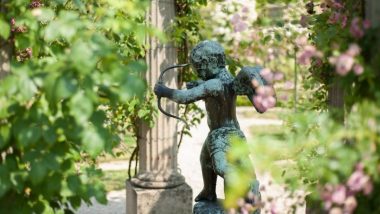 Statue de Cupidon à la Roseraie du Val-de-Marne