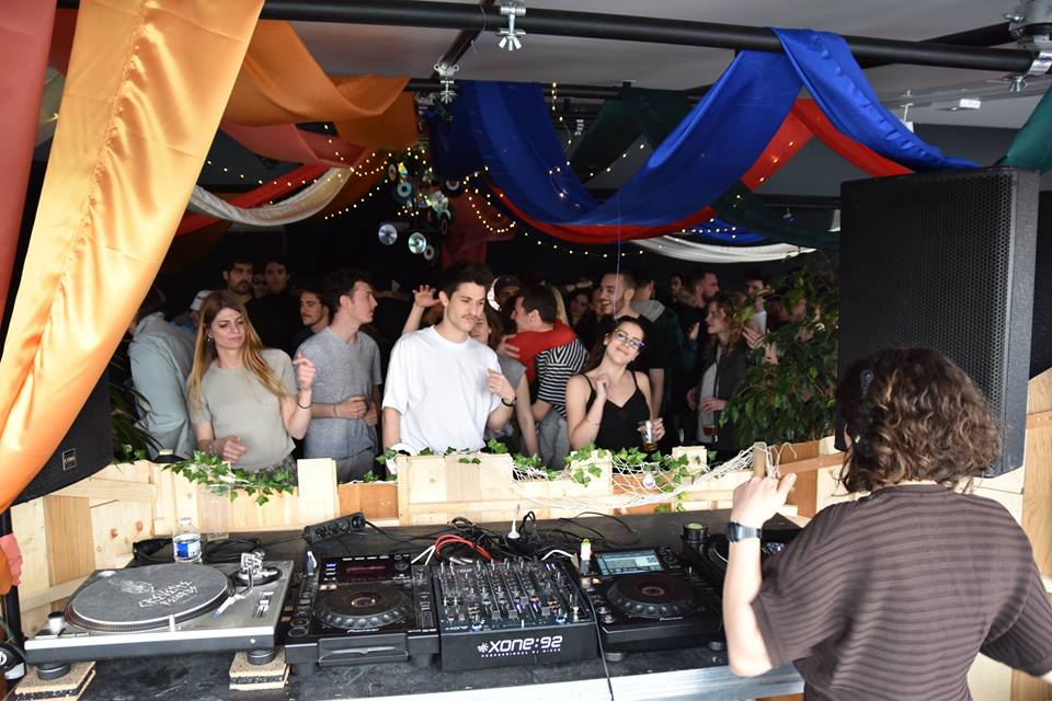 Club flottant Radio Pirate, des personnes dansent devant un DJ