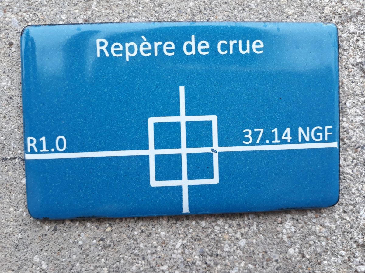 Repère de crue au CDT Val-de-Marne
