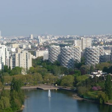 CIRCUIT DANS LE QUARTIER DU PALAIS, LE PLUS EMBLÉMATIQUE DES QUARTIERS DU NOUVEAU CRÉTEIL, CÉLÈBRE POUR SES IMMEUBLES EN FORME DE CHOUX.