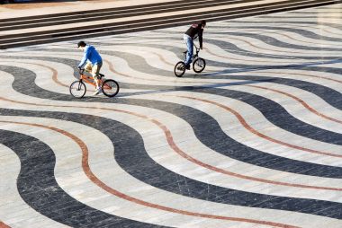 Jeunes à vélo sur une oeuvre sur le sol de Créteil © CDT94/D.Thierry