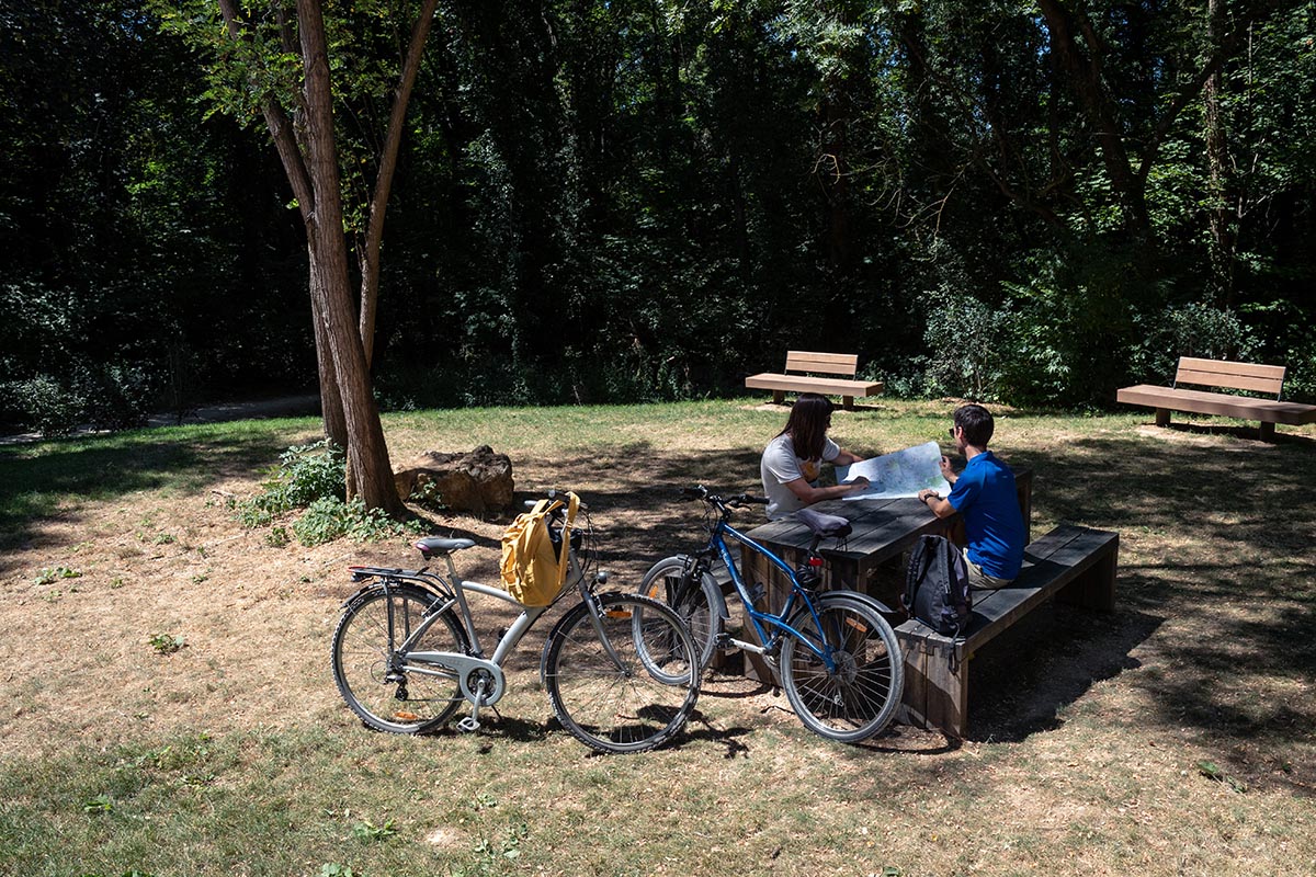 Tables de pique-nique sur la Tégéval