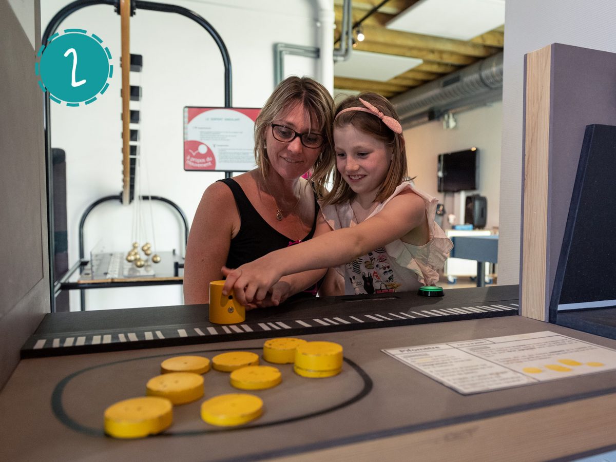 Fille et sa mère à l'Exploradôme Ivry