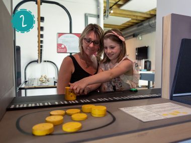 Fille et sa mère à l'Exploradôme Ivry