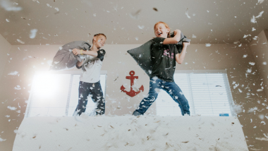 Enfants qui jouent pendant les vacances