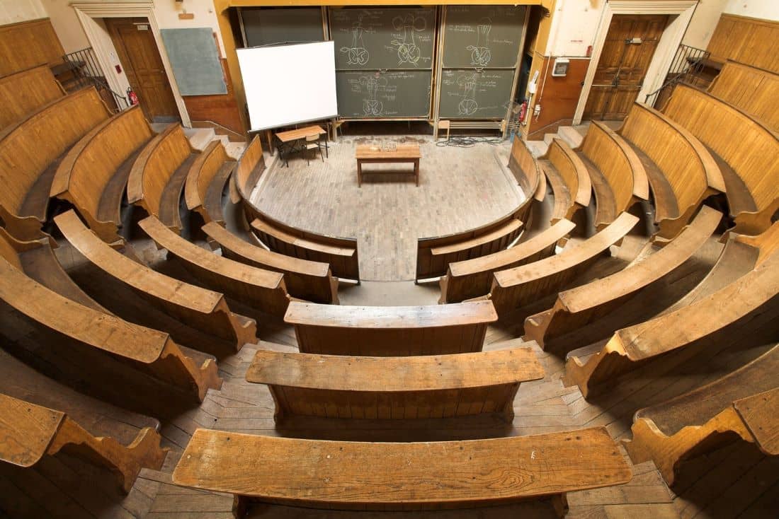 Amphithéâtre vide vue du dessus à l'École Vétérinaire de Maisons-Alfort