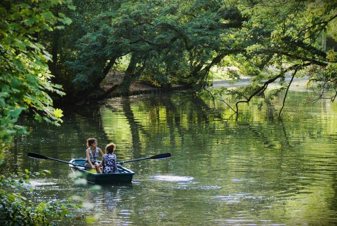 Deux femmes sur une barque au bois de Vincennes sur le lac Daumesnil