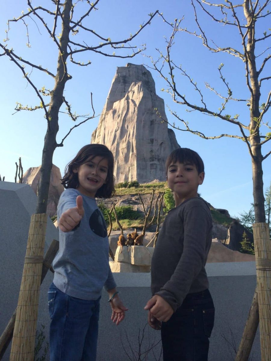 Deux enfants pris en photo devant le rocher du Parc Zoologique de Paris
