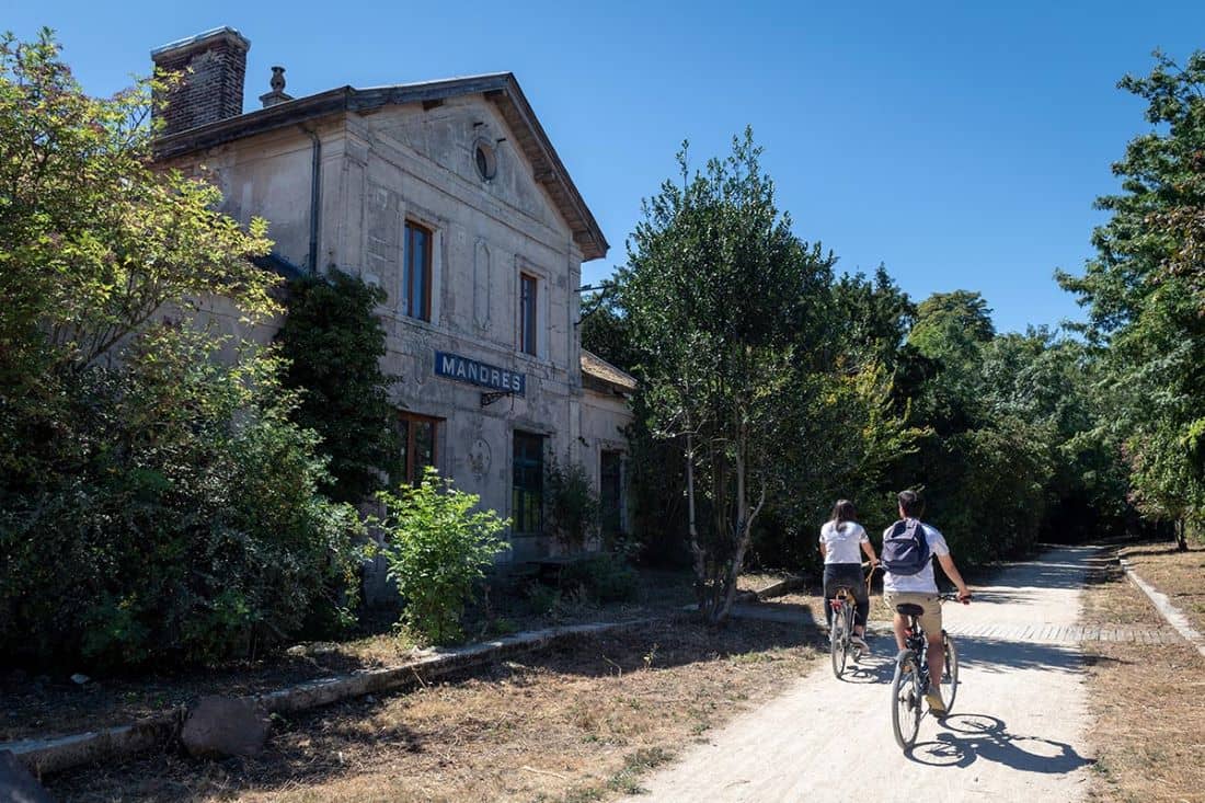 Cyclistes sur le parcours de la coulée verte La Végétale
