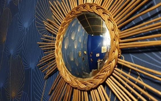 Miroir à l'intérieur d'un escape game