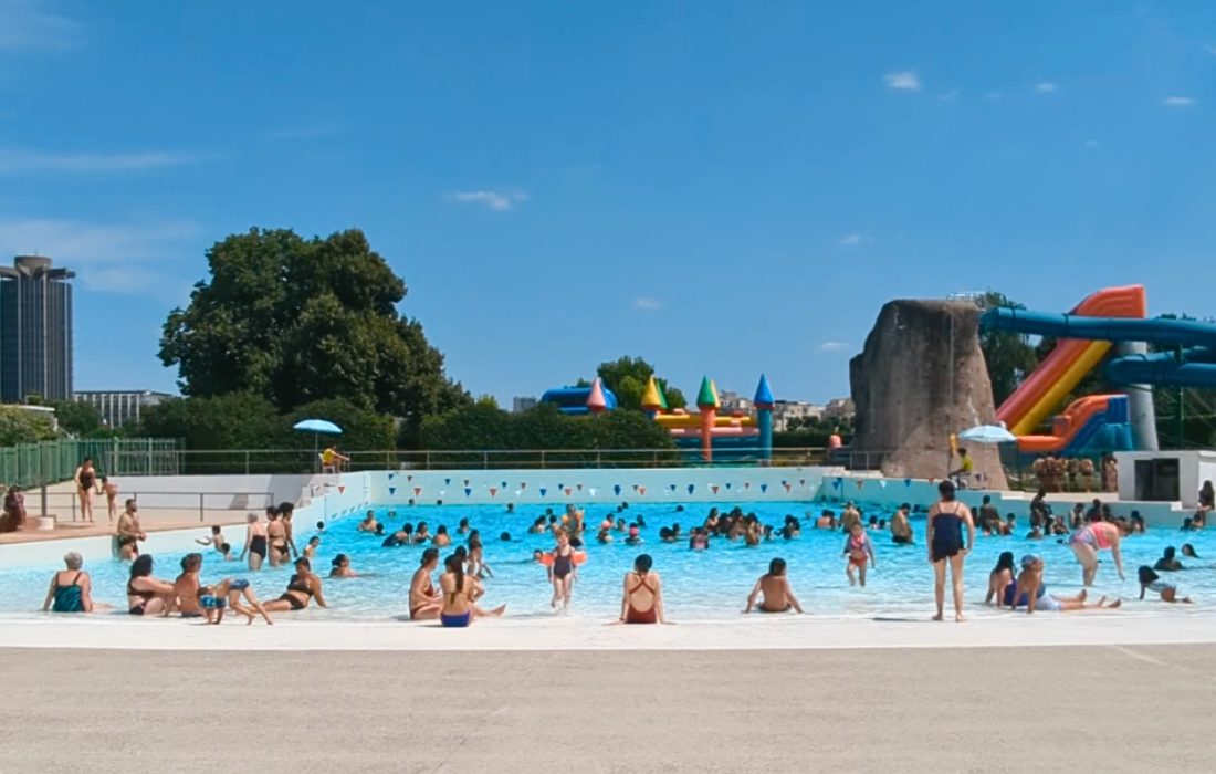 Piscine à vagues à l'île de loisirs de Créteil