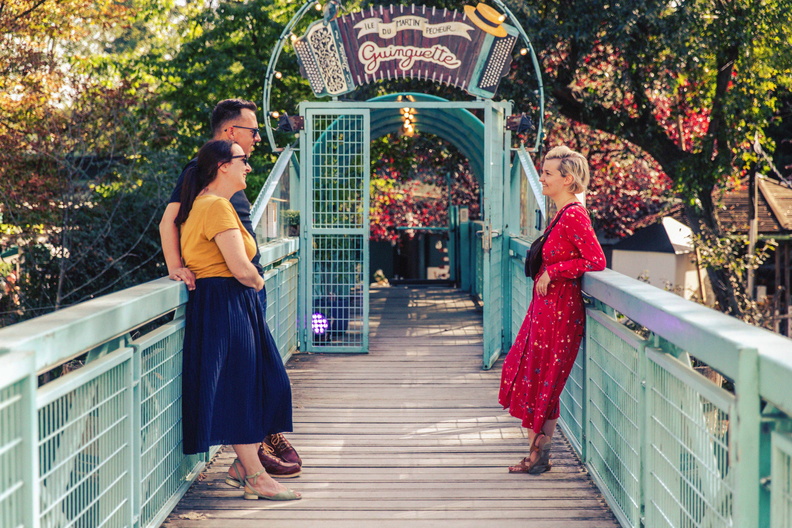 3 personnes sur le pont menant à la guinguette du Martin Pêcheur