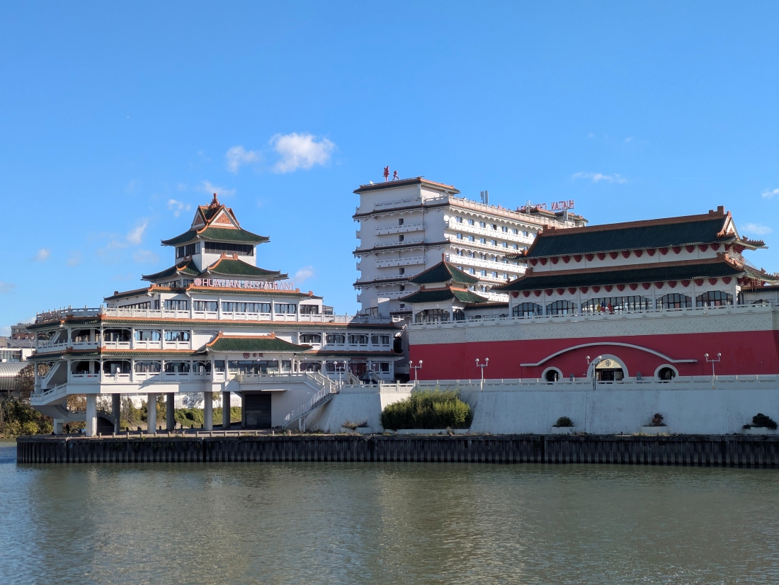 Vue sur Huatian Chinagora sur la rive d'en face depuis la Scandibérique