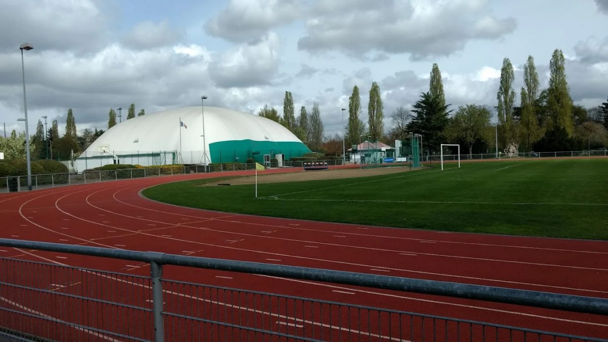 Pistes d'athlétisme et terrain de football au Parc Municipal des Sports du bois de Vincennes
