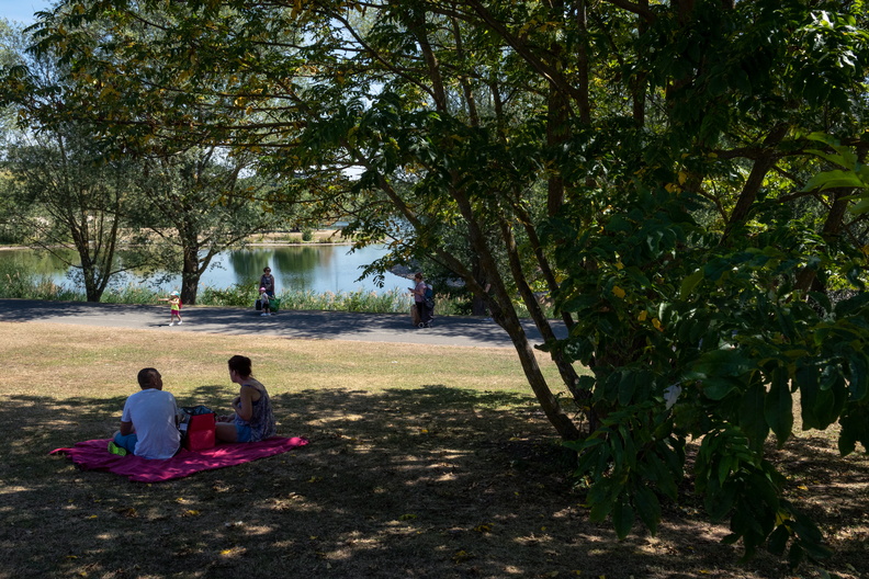Deux personnes profitent d'un pique-nique au bord de l'eau