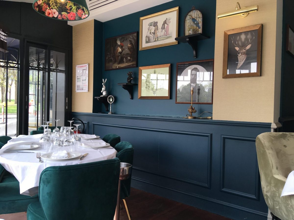 CHEZ COMUS
