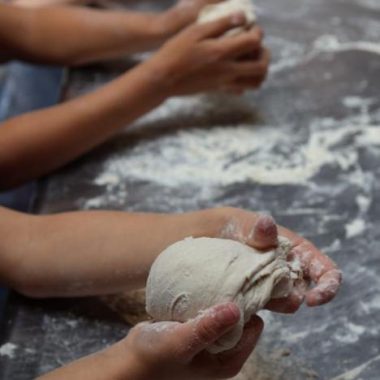 Atelier enfant : les secrets du pain artisanal, immersion dans le fournil d’une boulangerie centenaire