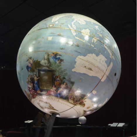 A 4 mains : Les Globes de Louis XIV à la BnF pour les enfants - 0