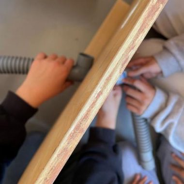 Atelier pour enfants après une visite de l’exposition « Rose Trraction » au Crédac