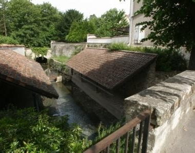 FONTAINE ET LAVOIR À LA QUEUE-EN-BRIE