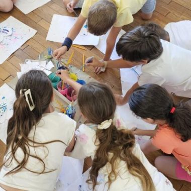 Petit parcours en famille à la MABA – Exposition Anniversarium Stress